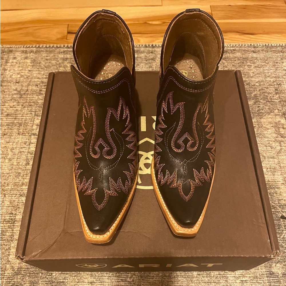 COPY - Women Ariat Dixon booties size 6
